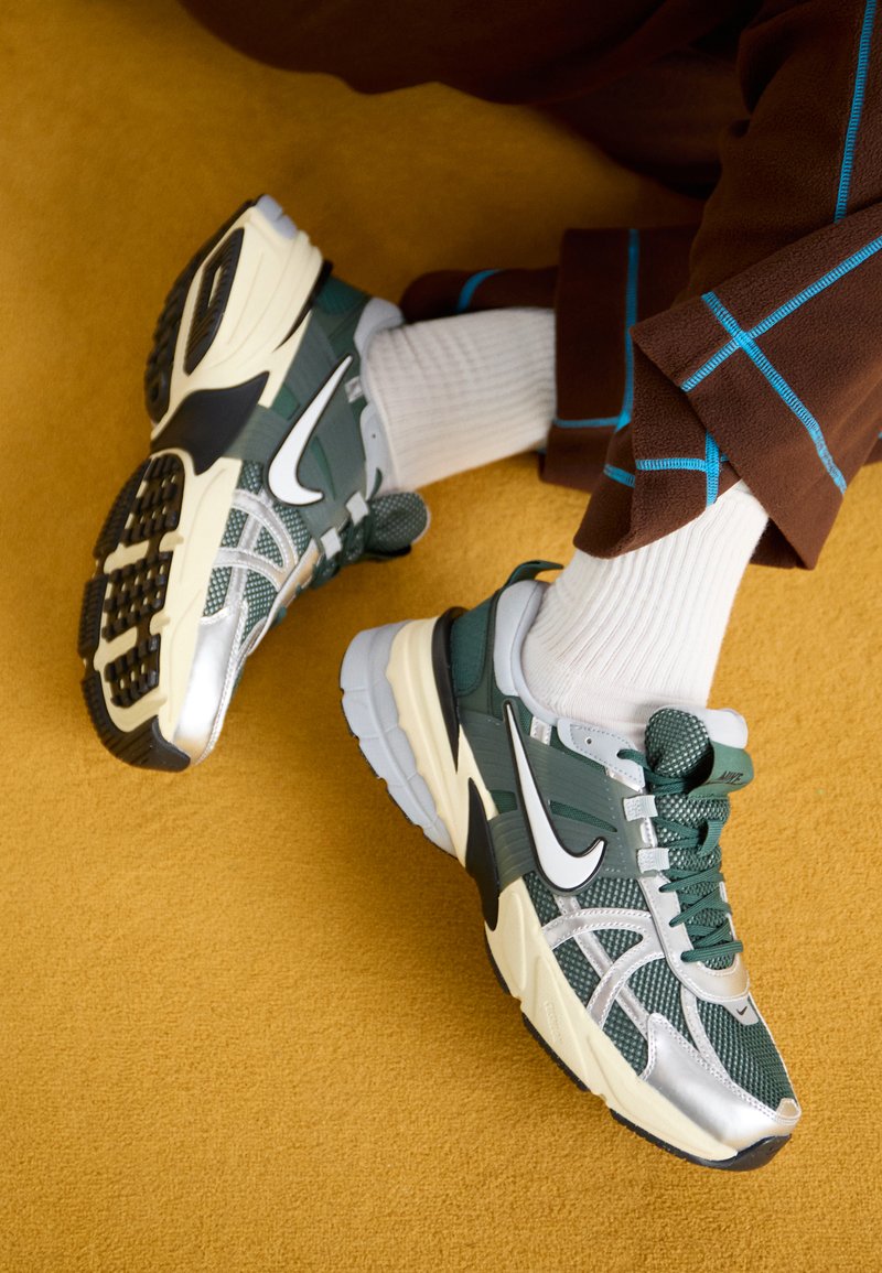 کتونی نایک وی تو کی ران سبز Nike V2K Run Vintage Green
