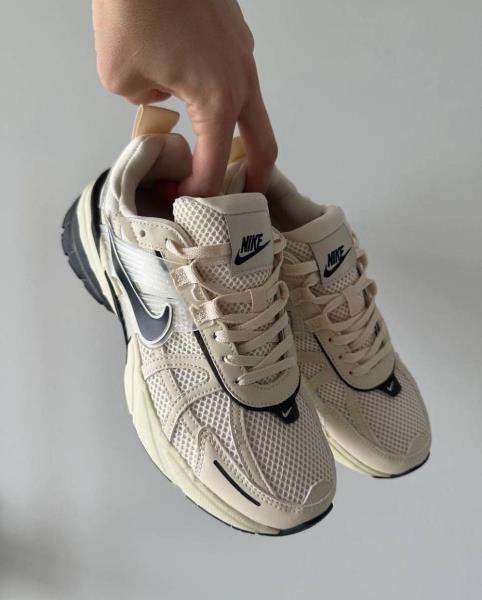 کتونی نایک وی تو کی ران کرم مشکی Nike v2k run light Beige Black