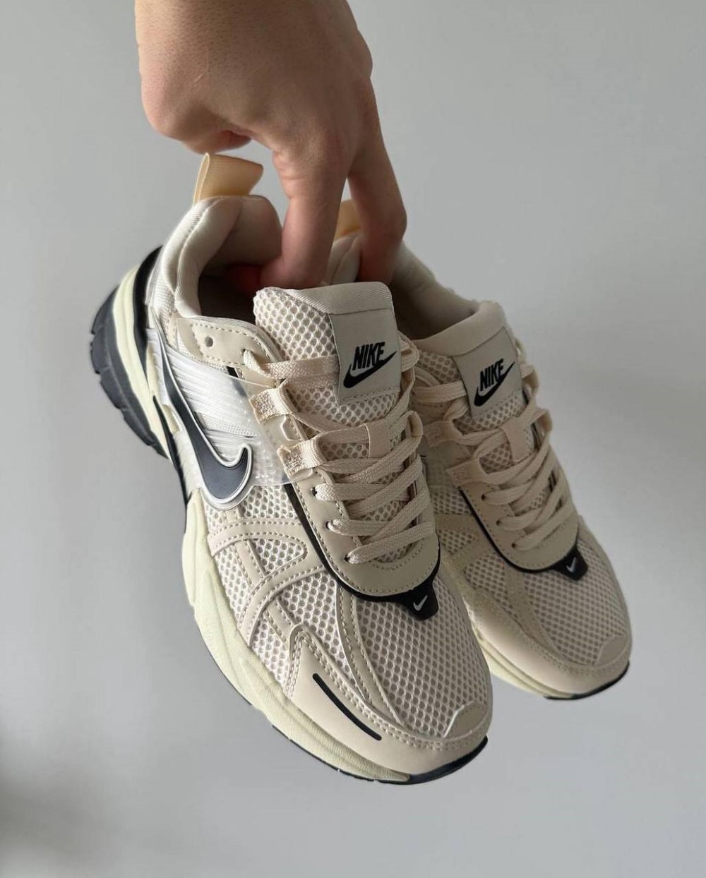 کتونی نایک وی تو کی ران کرم مشکی Nike v2k run light Beige Black
