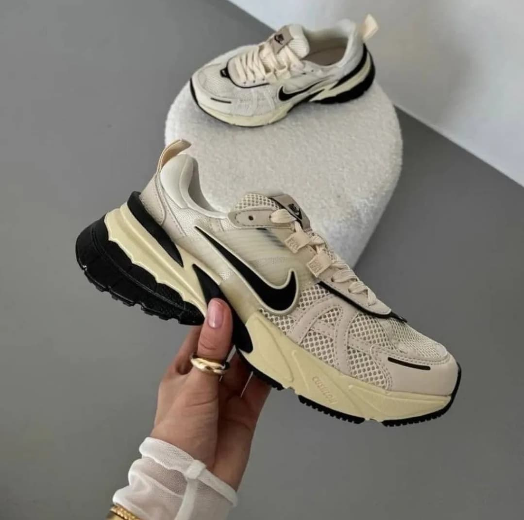 کتونی نایک وی تو کی ران کرم مشکی Nike v2k run light Beige Black