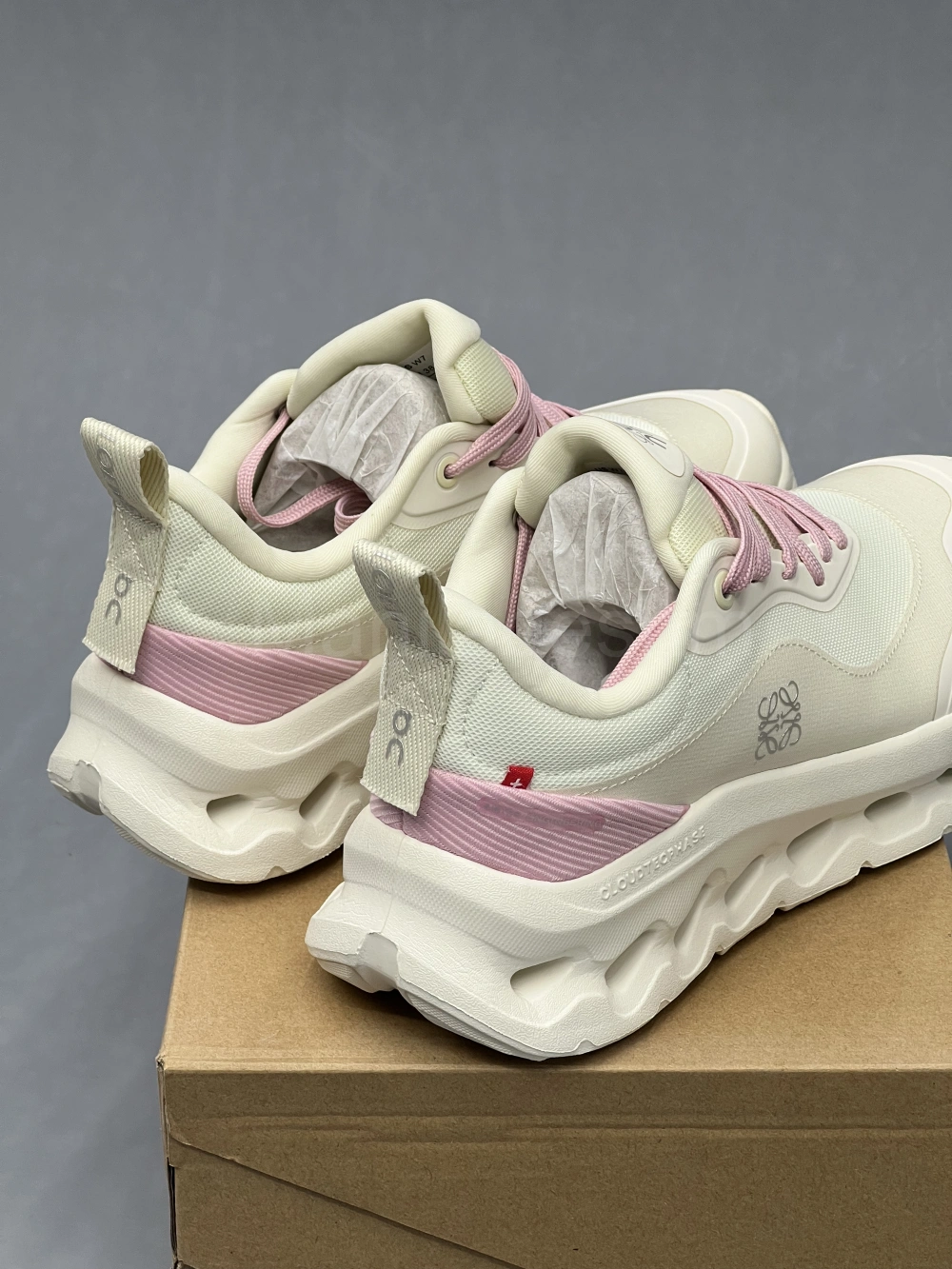 کتونی آن رانینگ لووه کرم صورتی On Running x Loewe