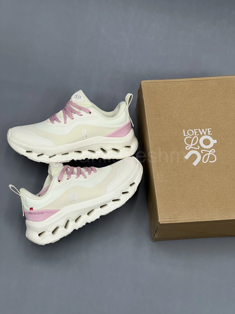 کتونی آن رانینگ لووه کرم صورتی On Running x Loewe