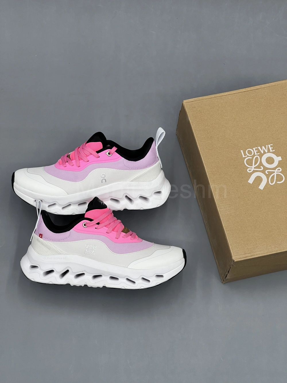 کتونی آن رانینگ لووه سفید صورتی On Running x Loewe