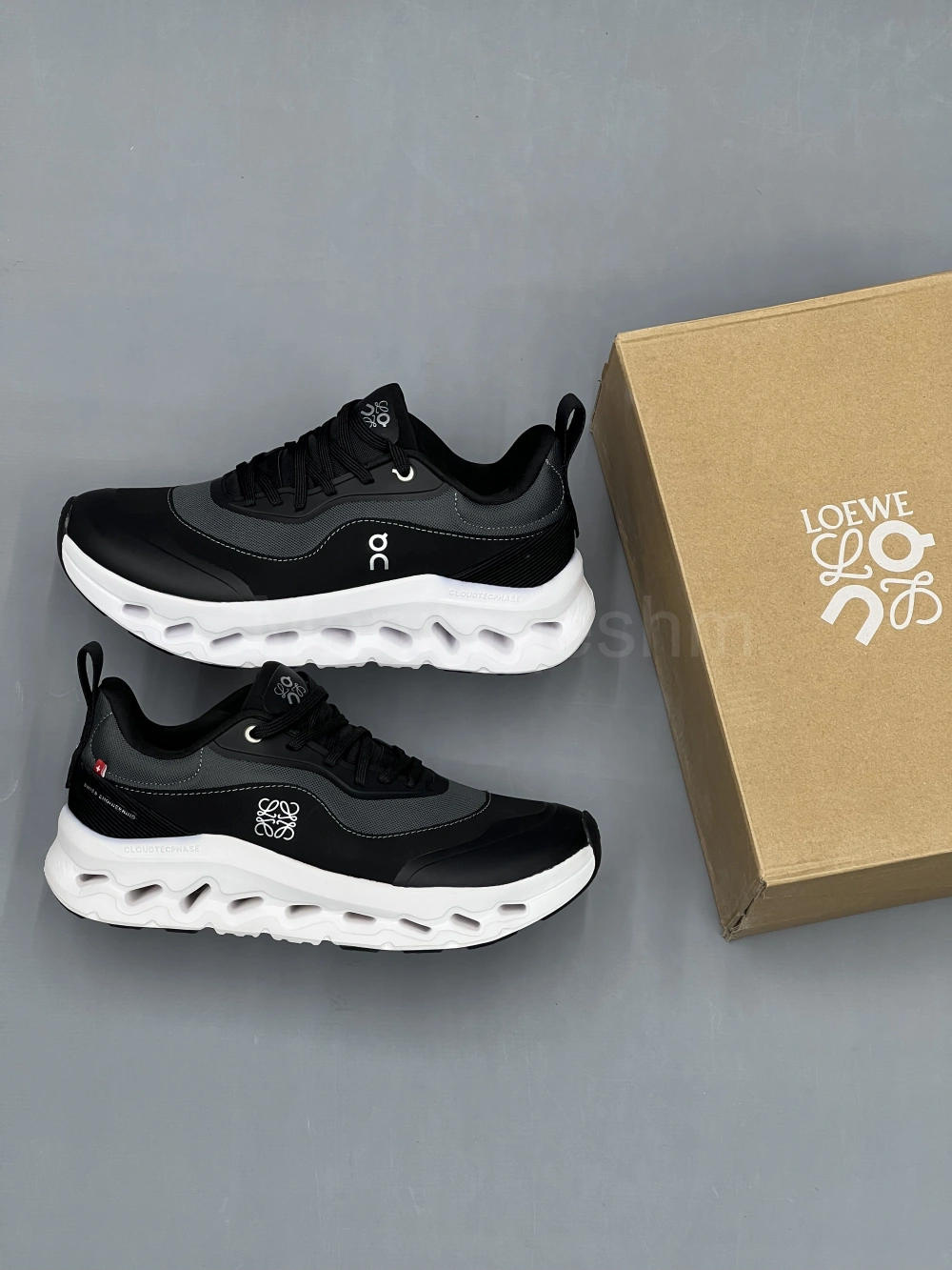کتونی آن رانینگ لووه مشکی سفید On Running x Loewe