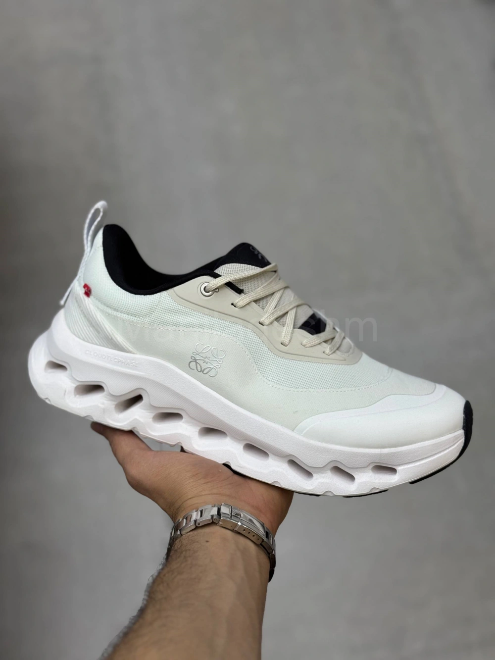 کتونی آن رانینگ لووه طوسی سفید On Running x Loewe