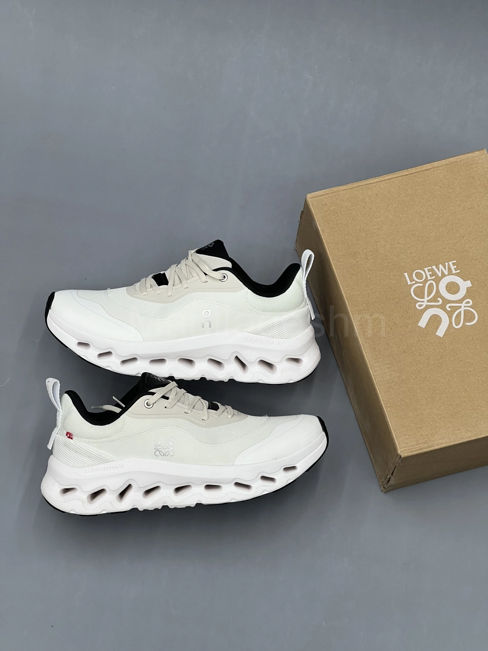 کتونی آن رانینگ لووه طوسی سفید On Running x Loewe