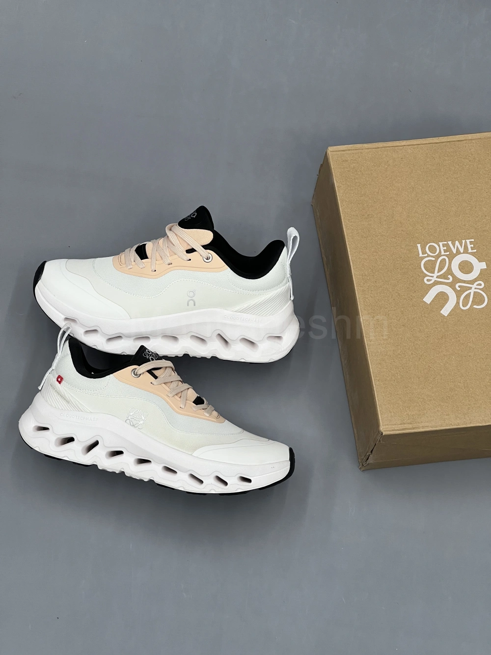 کتونی آن رانینگ لووه سفید نارنجی On Running x Loewe