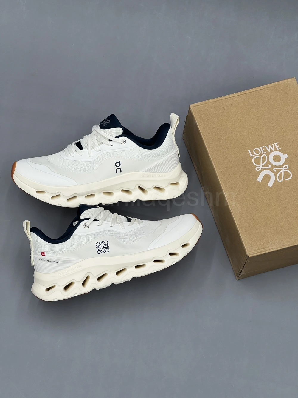 کتونی آن رانینگ لووه کرم سرمه‌ای On Running x Loewe