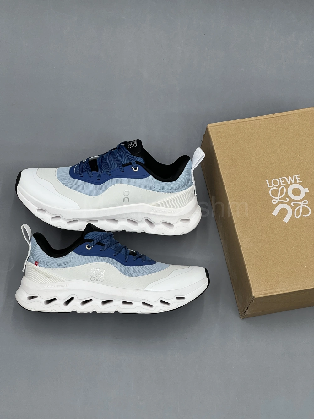 کتونی آن رانینگ لووه ابی سفید On Running x Loewe